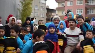 イスタンブールの奇跡: トルコに逃れた難民が通うウイグル族の学校