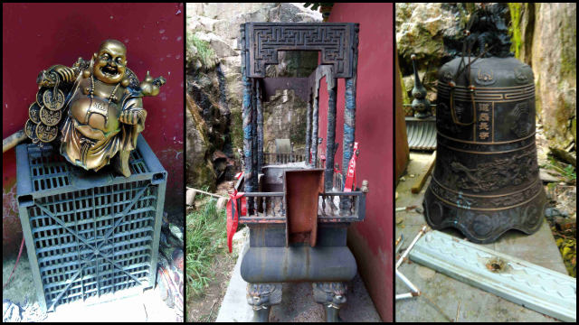 紫雲観の軒下に捨て去られた神像、香炉、大鐘。（内部筋が提供）