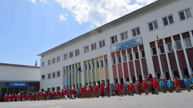 今年、入学者が激増し、現地のトルコの学校の一部を借りることになった。