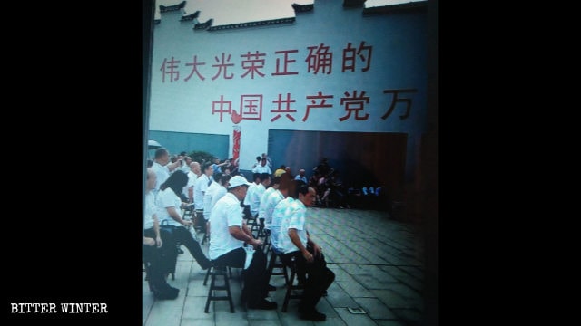 公演に先立ち、黄氏祠堂には「偉大で、輝かしい、誠実な中国共産党が長く続きますように」と記されたポスターが掲示された。