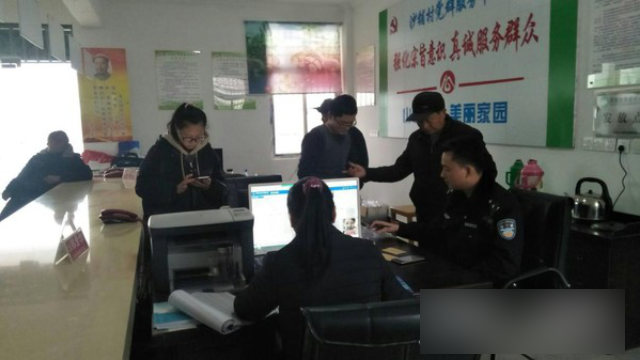 安徽省桐城市の青草警察署の署員が住民のDNAサンプルを集めている。