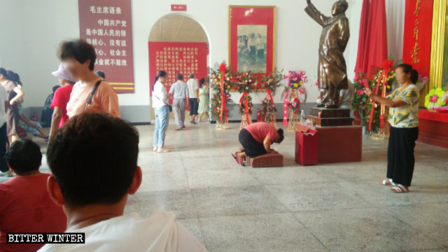 商丘市梁園区の毛沢東記念館で行われている礼拝。