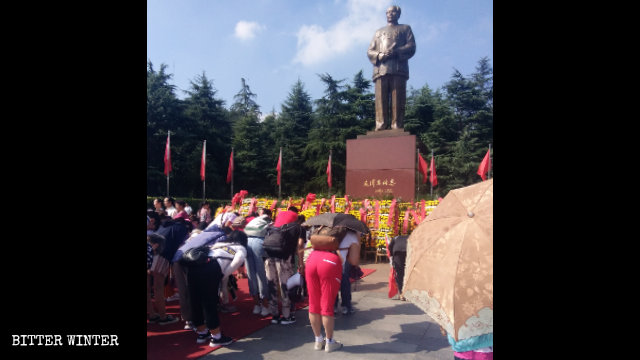 中国中央部、湖南省韶山市の「毛沢東銅像広場」の前に集まる観光客。